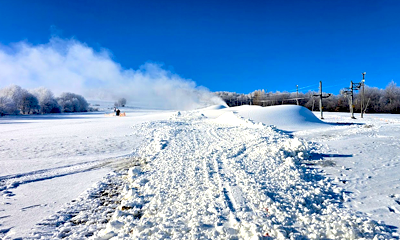 "Narciarze na stoku Chyrowa-Ski na Podkarpaciu"